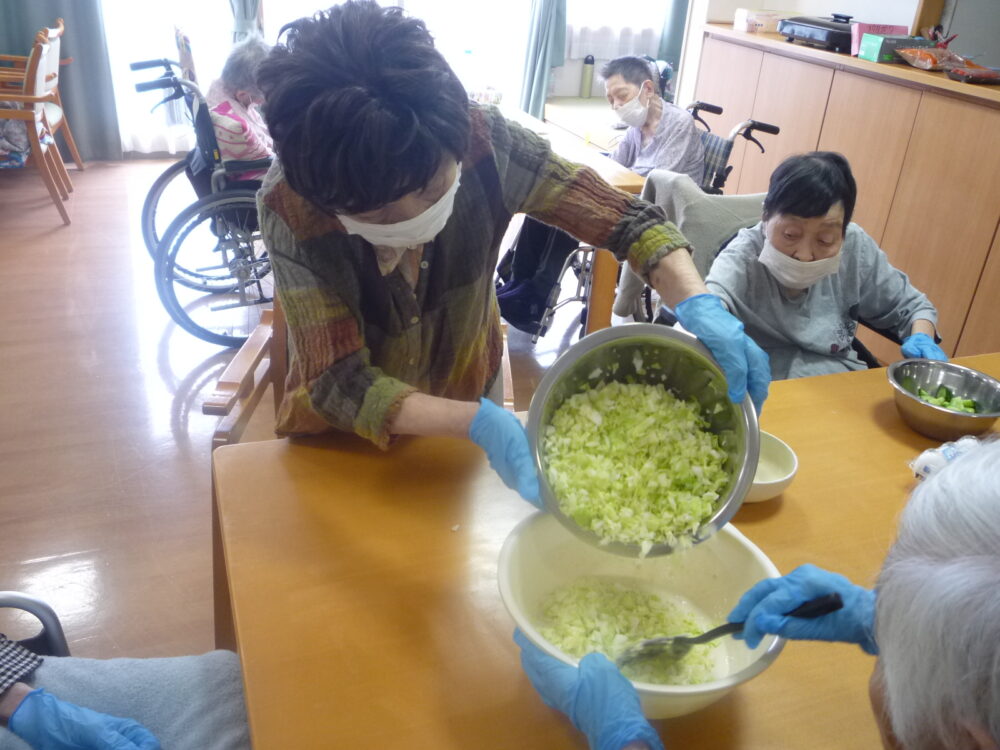 静岡市清水区グループホーム_食事作りレクみんなで作るお好み焼き