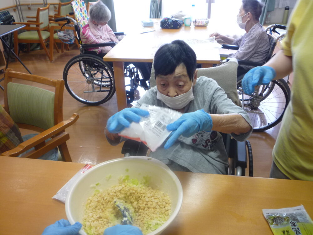 静岡市清水区グループホーム_食事作りレクみんなで作るお好み焼き