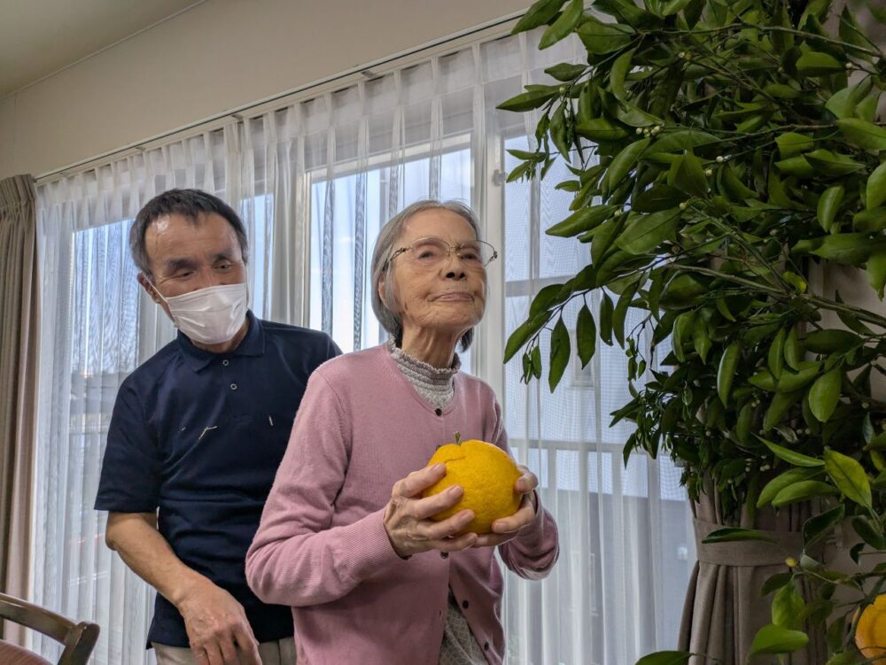 富士市グループホーム_甘夏狩りレクリエーション