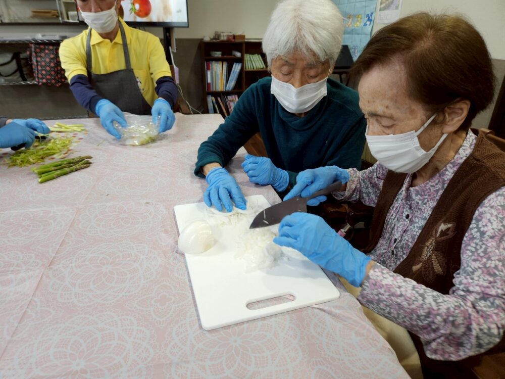 藤枝市グループホーム_春野菜のキッシュ作り