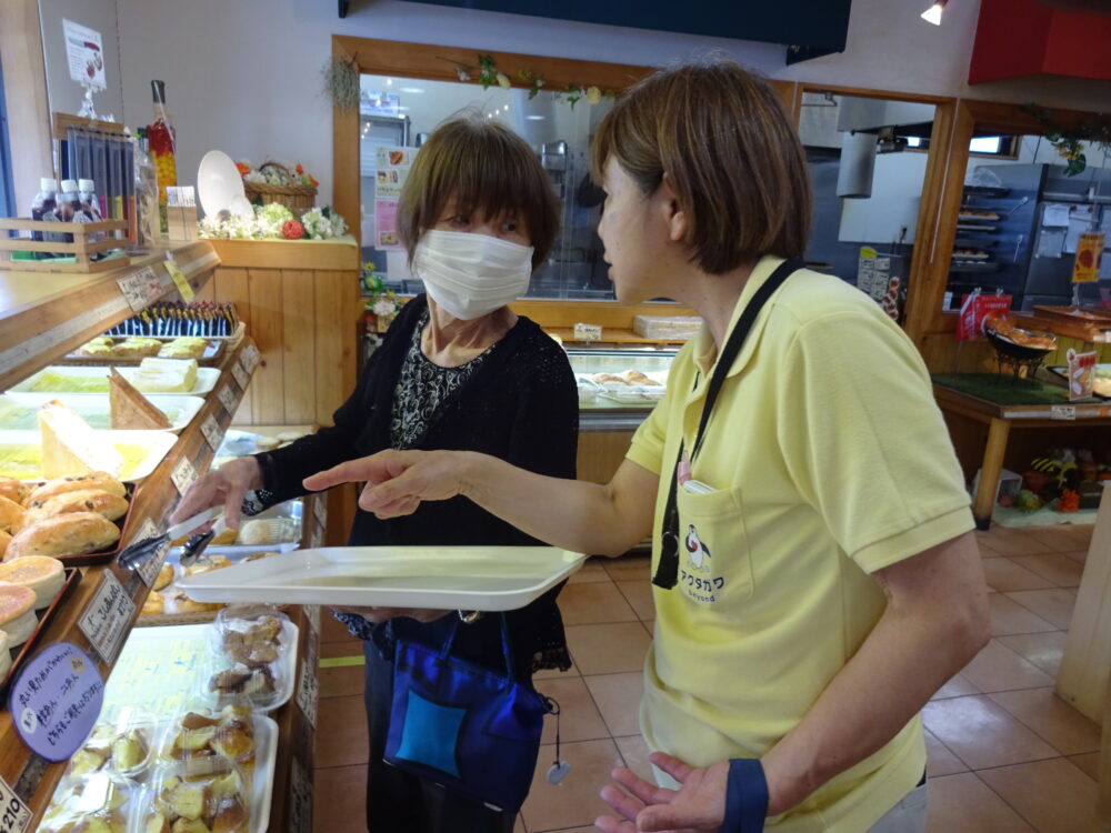 八幡小規模多機能 パン屋さんに買い物に行こう!