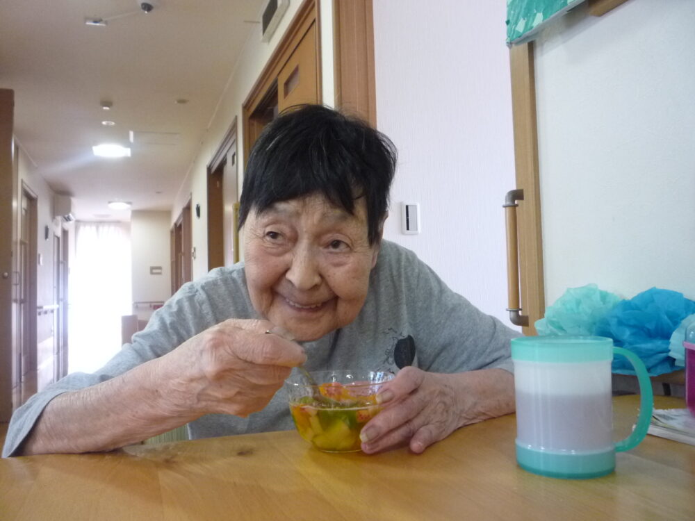 有東坂グループホーム 初夏のさわやかフルーツポンチ作り