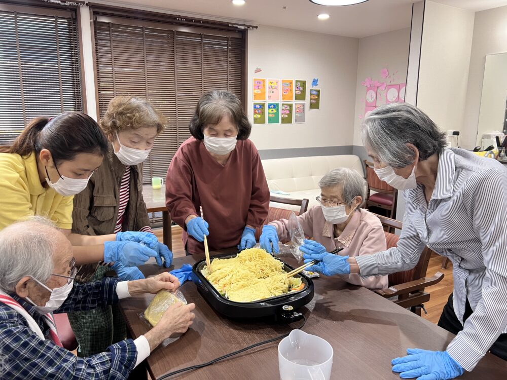 島田東グループホーム 父の日 焼きそば作り
