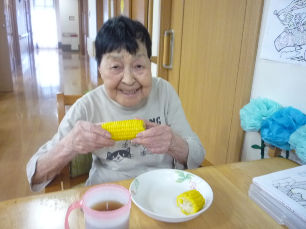 有東坂グループホーム みんなで食べようとうもろこし!!