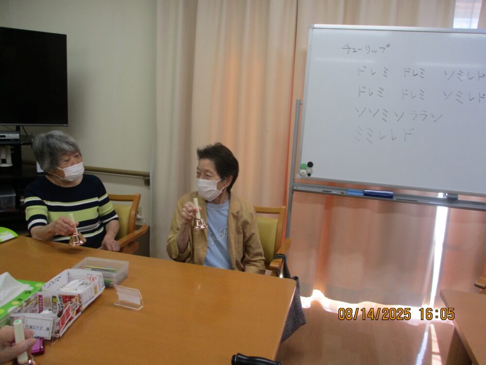 西奈小規模多機能 楽器に触れてみよう!