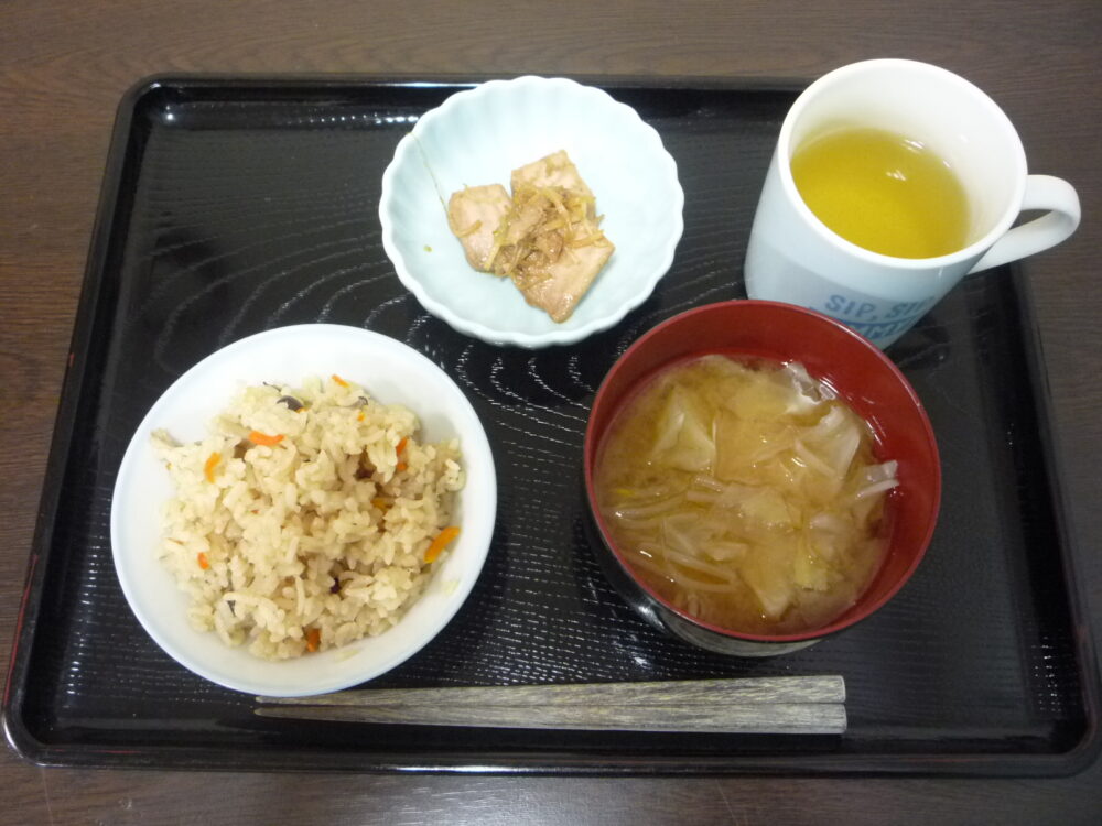 有東坂グループホーム　昼食作りレク～キノコの炊き込みご飯～
