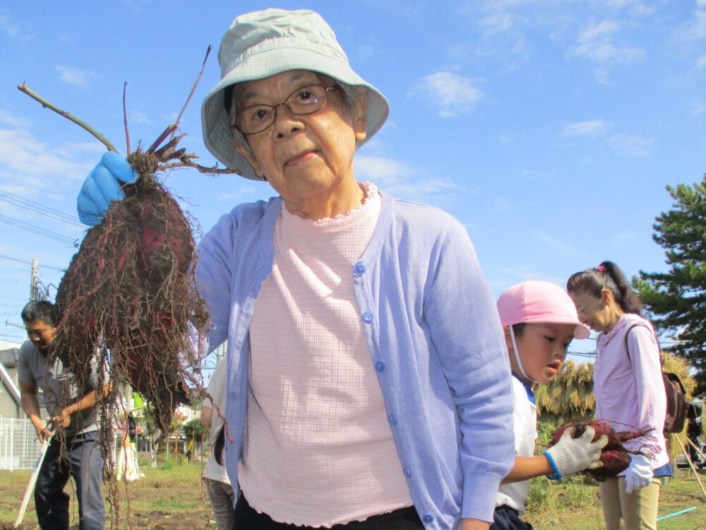 静岡市駿河区グループホーム_地域の輪が広がる秋まつりとサツマイモ掘り