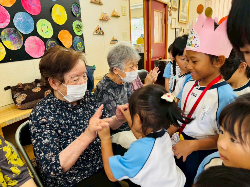 藤枝市グループホーム_幼稚園の誕生日会　世代間交流＆他国交流