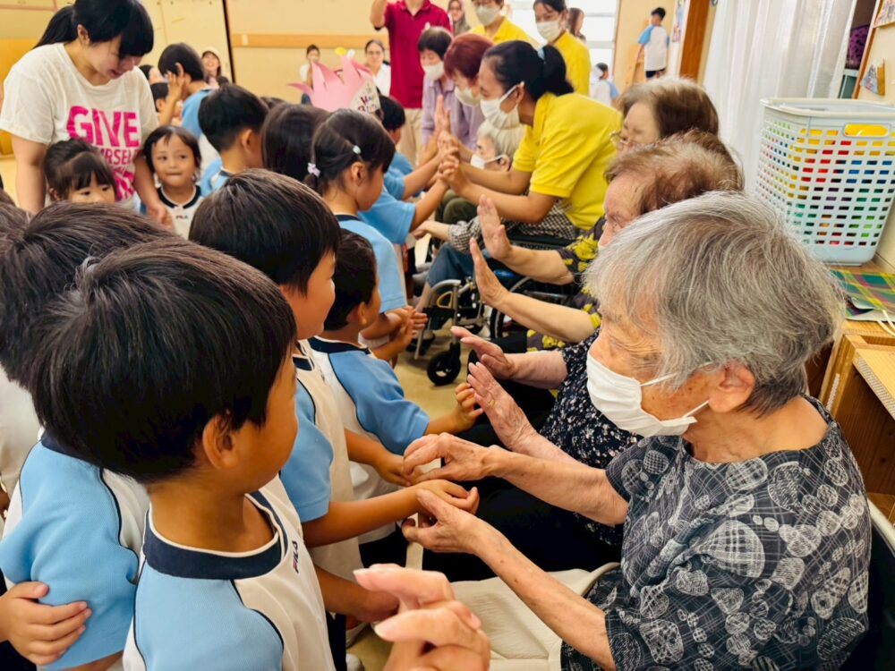 青葉町小規模多機能 幼稚園の誕生日会 世代間交流&他国交流