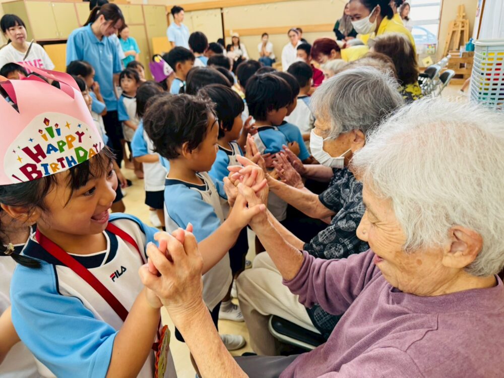 藤枝市グループホーム_幼稚園の誕生日会　世代間交流＆他国交流