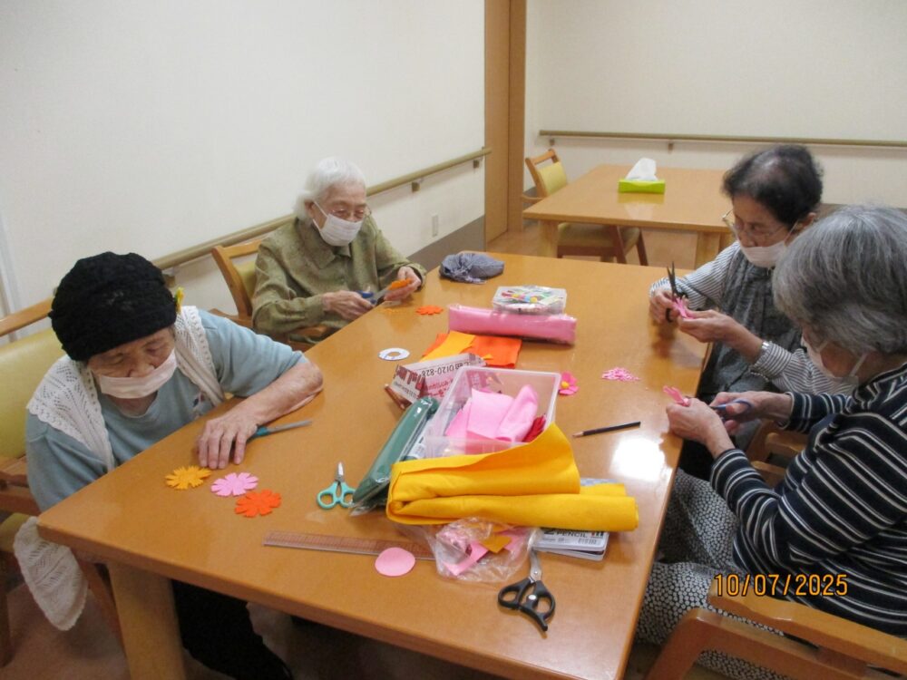静岡市葵区グループホーム_手芸クラブ第2弾　季節のお花ブローチ