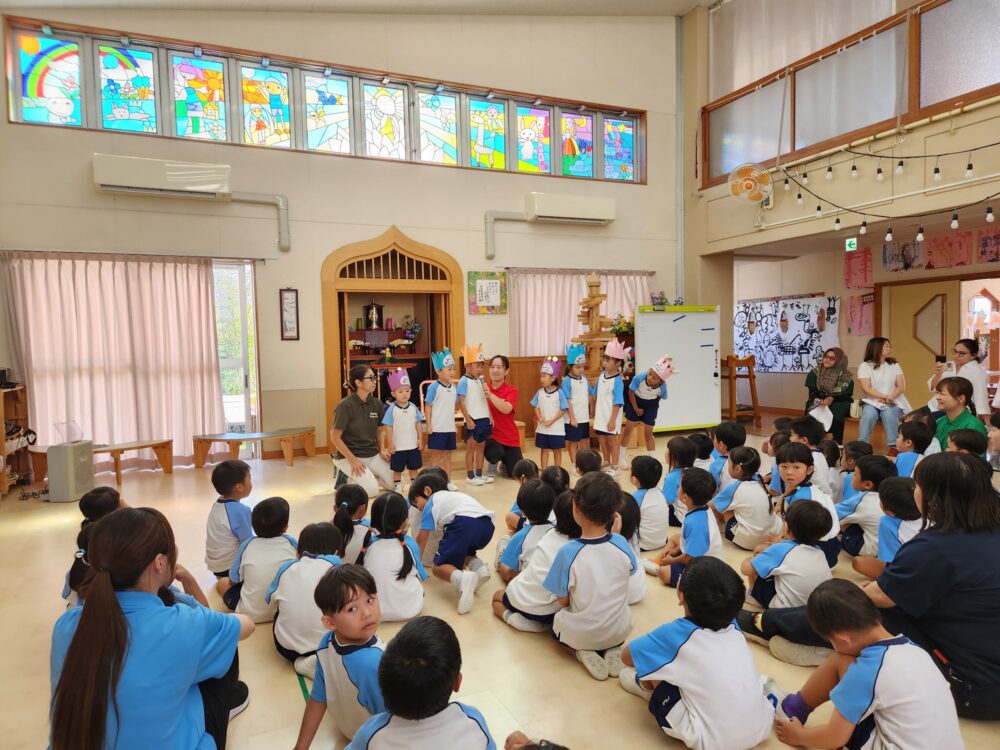 藤枝市グループホーム_幼稚園の誕生日会　世代間交流＆他国交流
