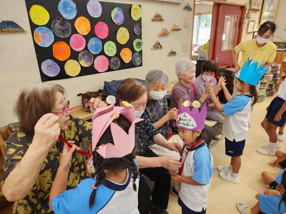 藤枝市グループホーム_幼稚園の誕生日会　世代間交流＆他国交流