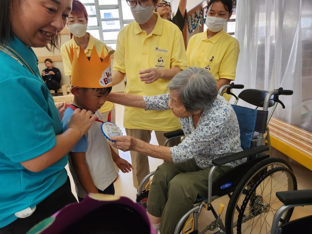 藤枝市グループホーム_幼稚園の誕生日会　世代間交流＆他国交流