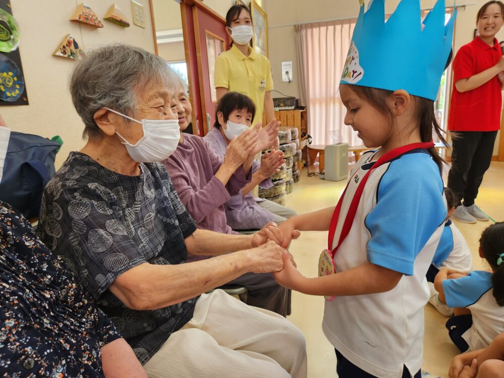 藤枝市グループホーム_幼稚園の誕生日会　世代間交流＆他国交流