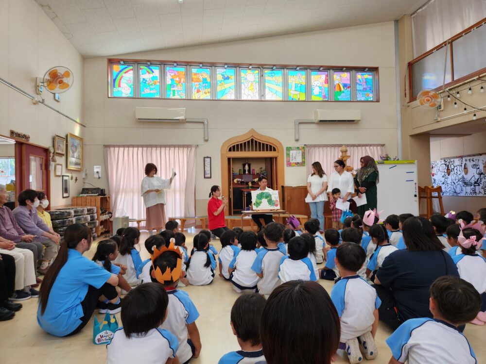 藤枝市グループホーム_幼稚園の誕生日会　世代間交流＆他国交流