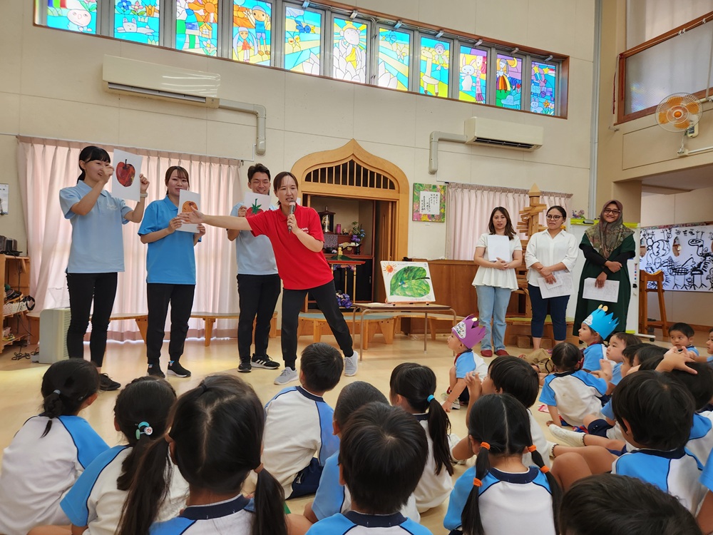藤枝市グループホーム_幼稚園の誕生日会　世代間交流＆他国交流