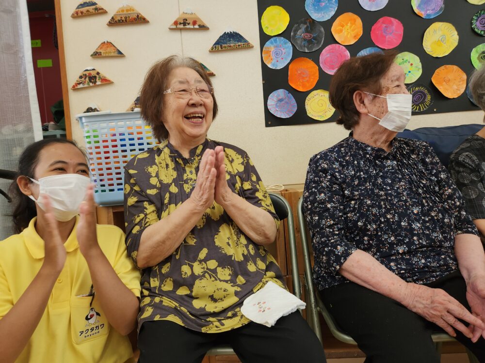 藤枝市グループホーム_幼稚園の誕生日会　世代間交流＆他国交流