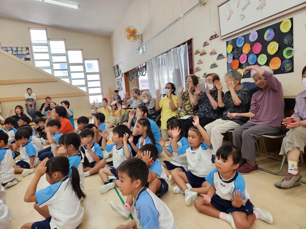 藤枝市グループホーム_幼稚園の誕生日会 世代間交流&他国交流