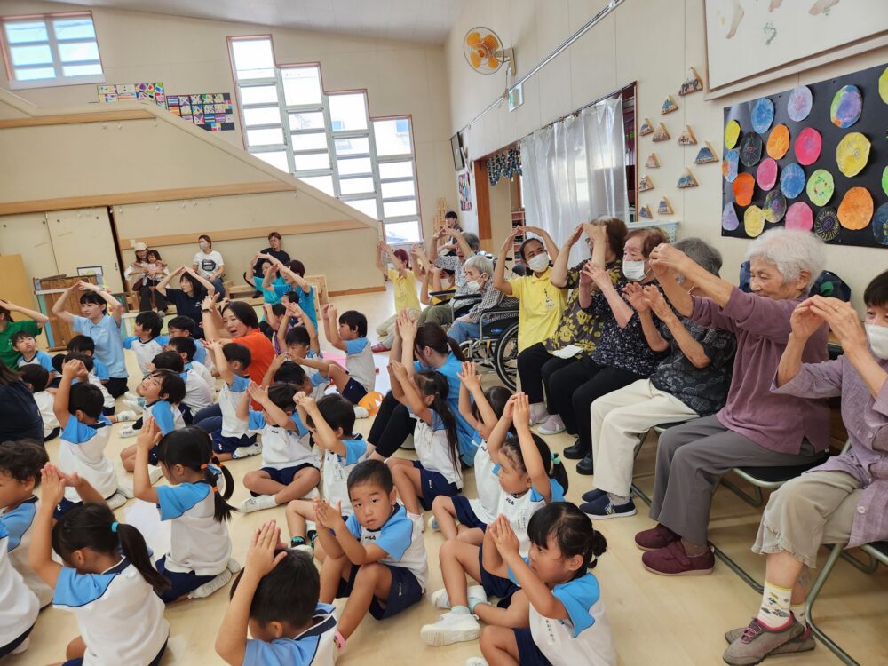 藤枝市グループホーム_幼稚園の誕生日会 世代間交流&他国交流