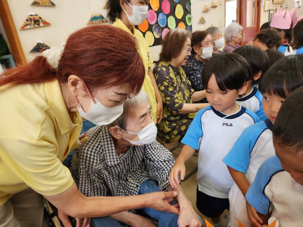 藤枝市グループホーム_幼稚園の誕生日会　世代間交流＆他国交流