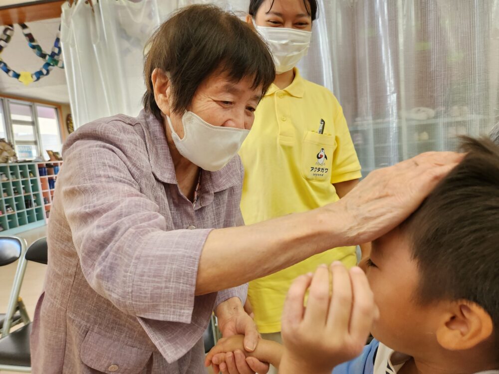 藤枝市グループホーム_幼稚園の誕生日会　世代間交流＆他国交流
