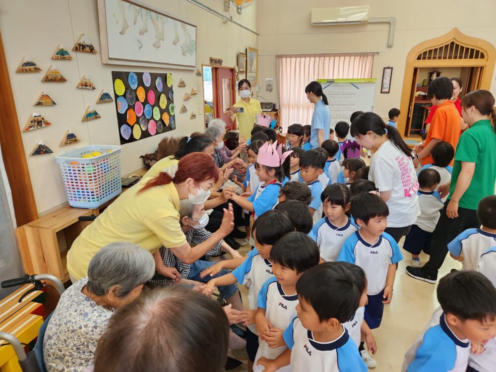 藤枝市グループホーム_幼稚園の誕生日会　世代間交流＆他国交流