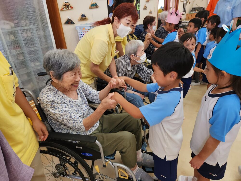 藤枝市グループホーム_幼稚園の誕生日会　世代間交流＆他国交流