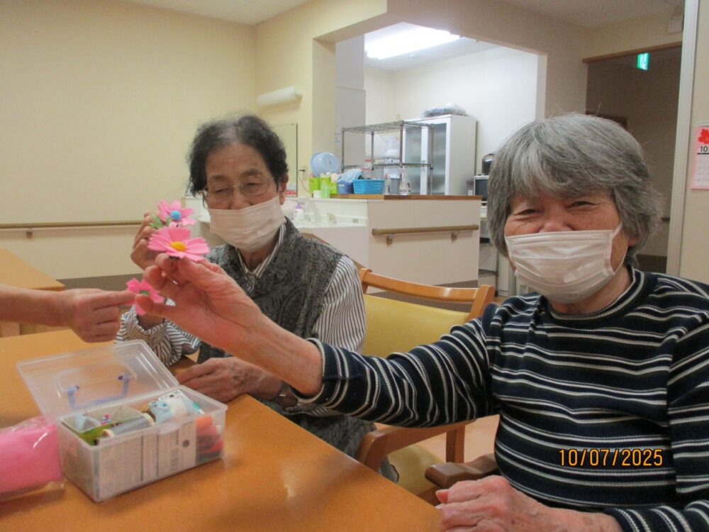 西奈小規模多機能　手芸クラブ第2弾　～季節のお花ブローチ～