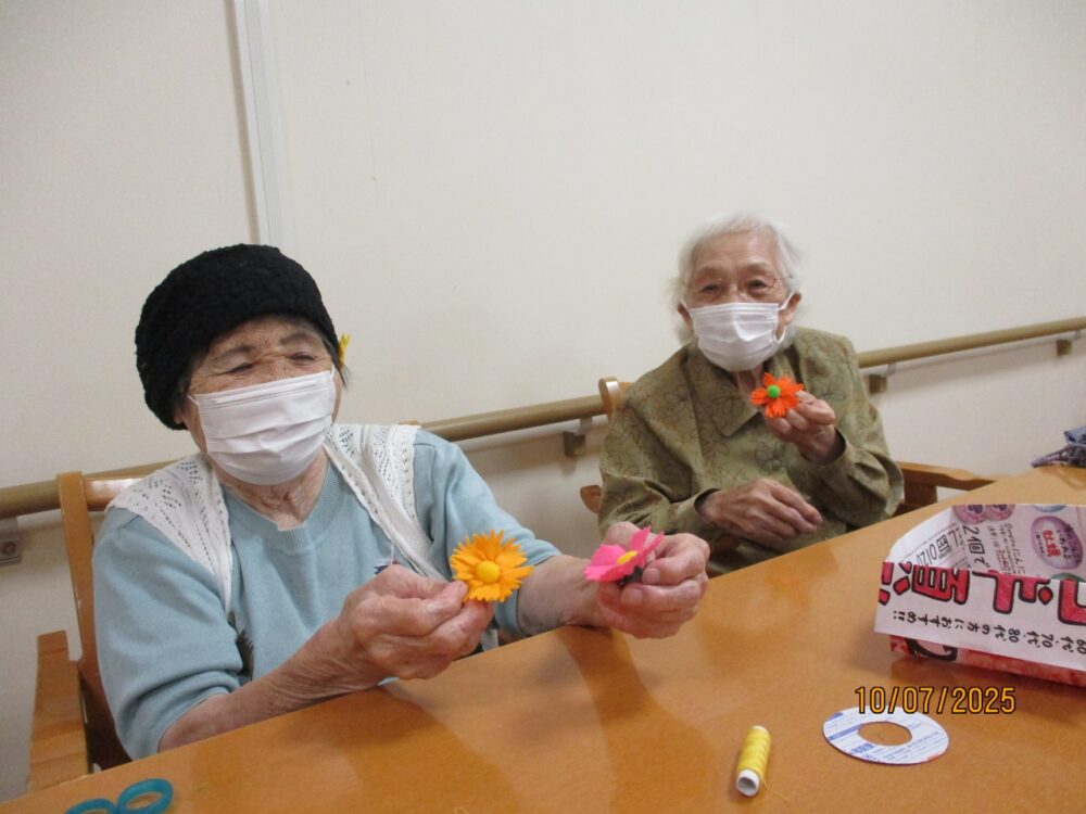 静岡市葵区グループホーム_手芸クラブ第2弾　季節のお花ブローチ