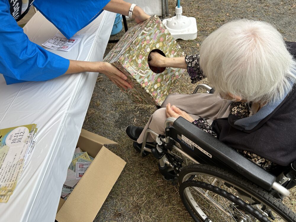 静岡市駿河区グループホーム_地域の輪が広がる秋まつりとサツマイモ掘り