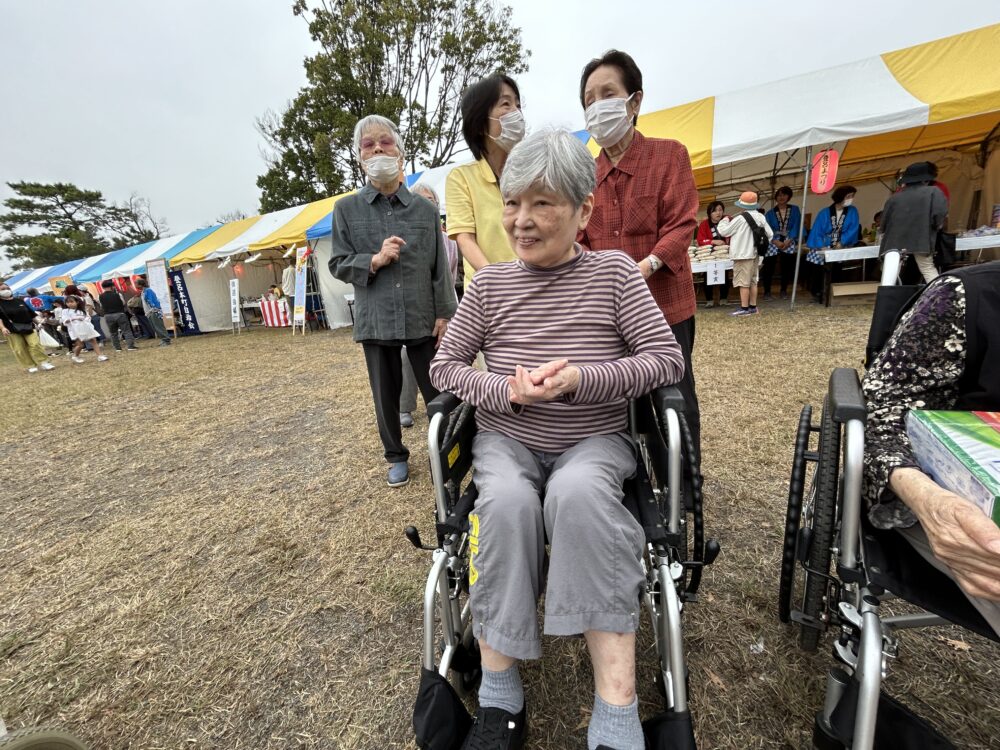 静岡市駿河区グループホーム_地域の輪が広がる秋まつりとサツマイモ掘り