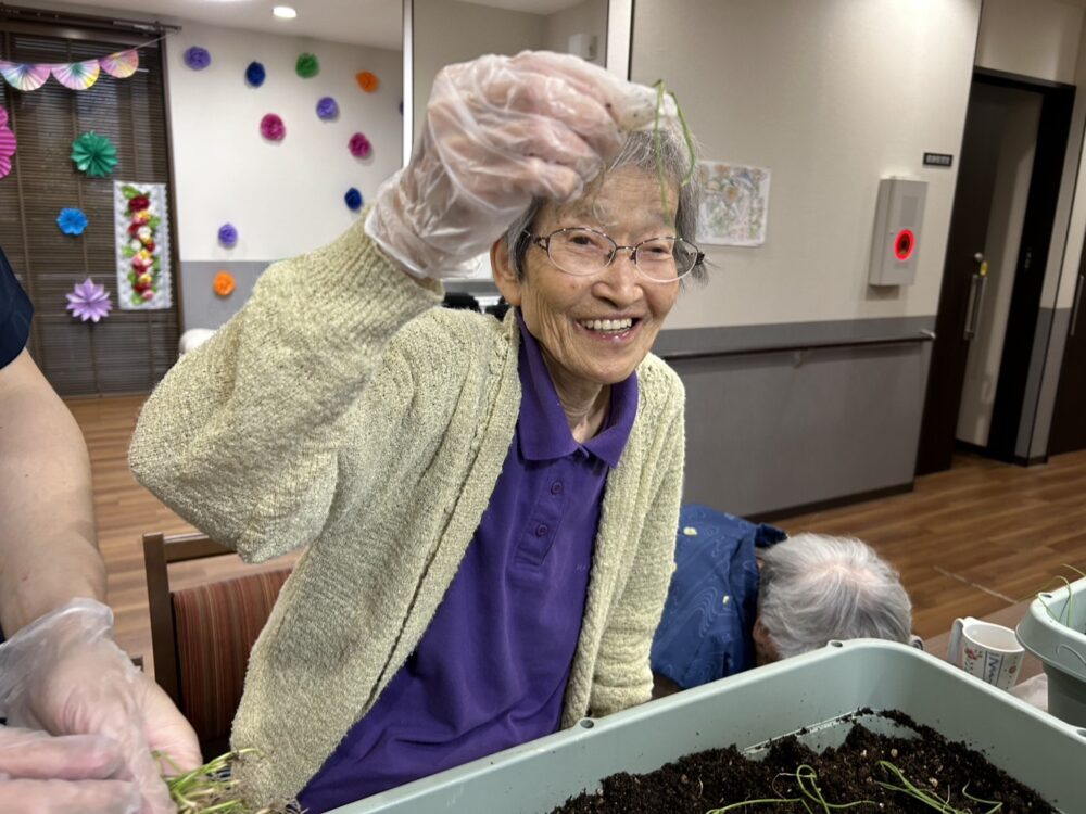島田東グループホーム 来年にむけて玉ねぎを植えよう!