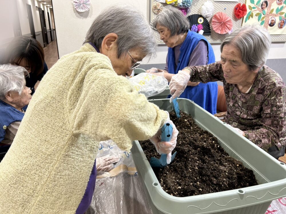 島田市グループホーム_来年にむけて玉ねぎを植えよう