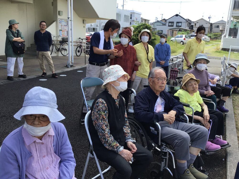 静岡市駿河区グループホーム_地域の輪が広がる秋まつりとサツマイモ掘り