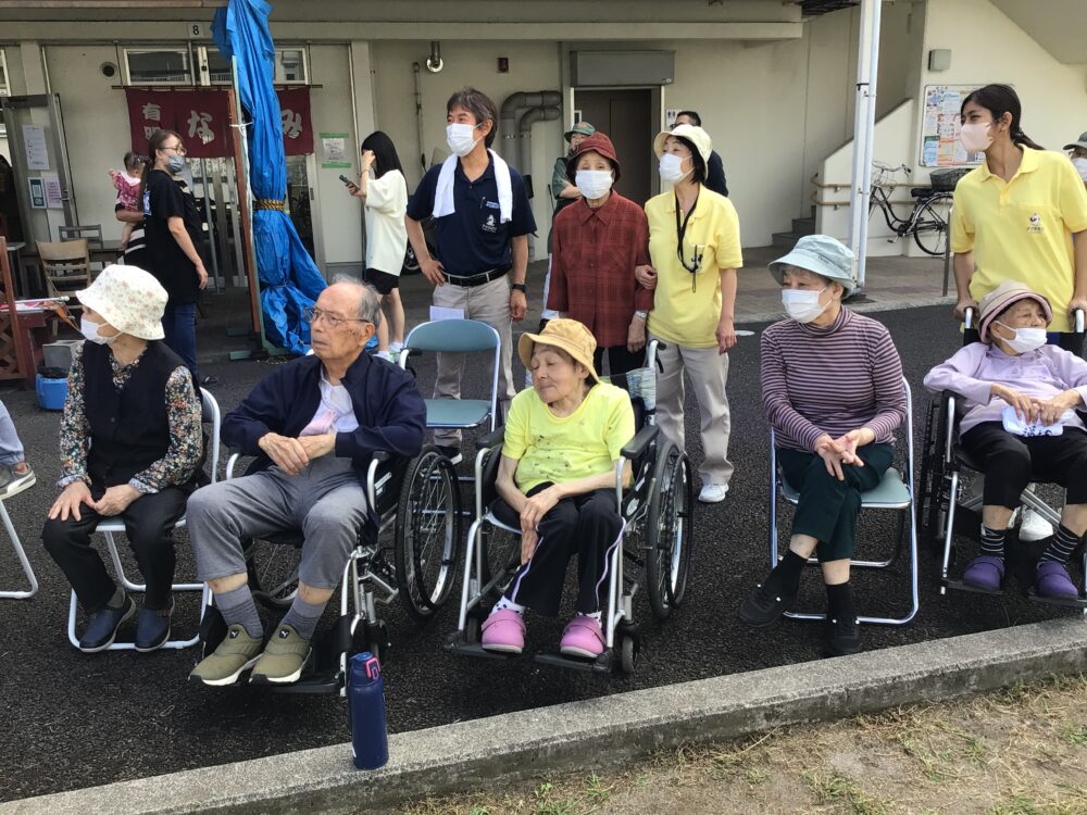 静岡市駿河区グループホーム_地域の輪が広がる秋まつりとサツマイモ掘り