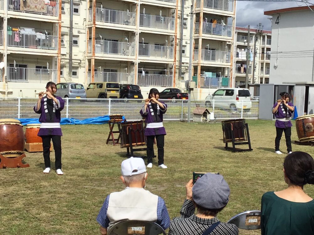 静岡市駿河区グループホーム_地域の輪が広がる秋まつりとサツマイモ掘り