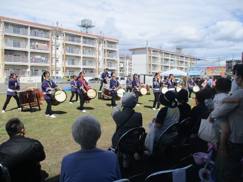 八幡小規模多機能　地域の輪が広がる秋まつりとサツマイモ掘り