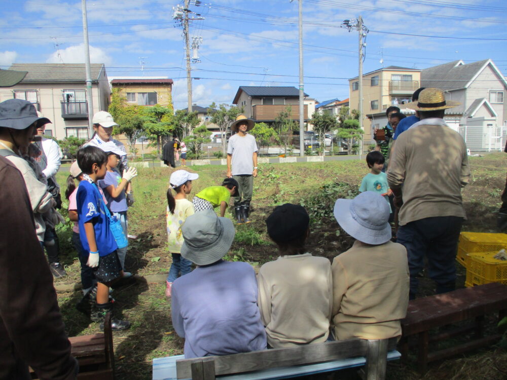 静岡市駿河区グループホーム_地域の輪が広がる秋まつりとサツマイモ掘り