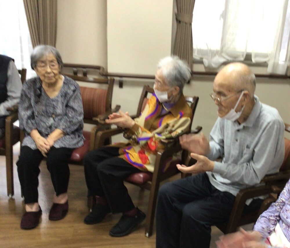 富士市グループホーム_秋の味覚を満喫 栗拾いゲームで盛り上がった誕生会