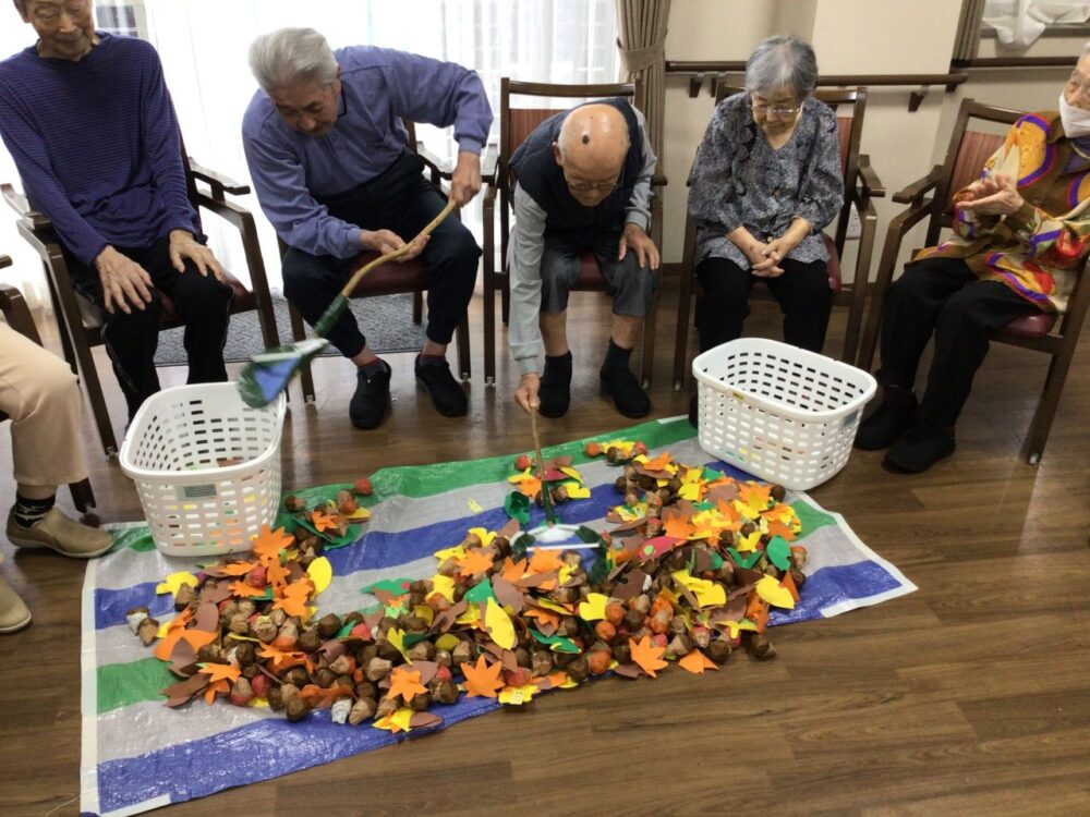 富士市グループホーム_秋の味覚を満喫 栗拾いゲームで盛り上がった誕生会