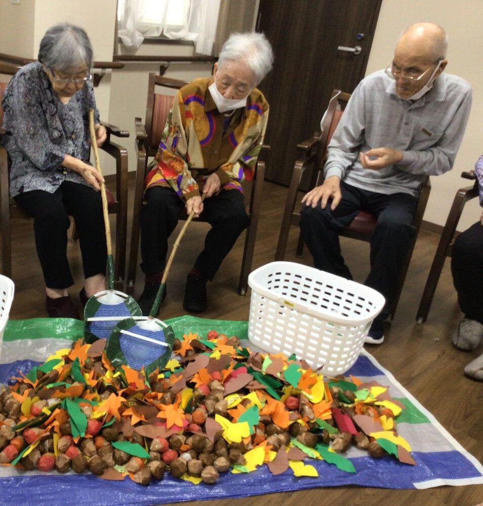 富士市グループホーム_秋の味覚を満喫 栗拾いゲームで盛り上がった誕生会