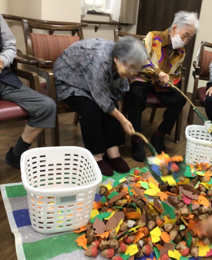 富士市グループホーム_秋の味覚を満喫 栗拾いゲームで盛り上がった誕生会