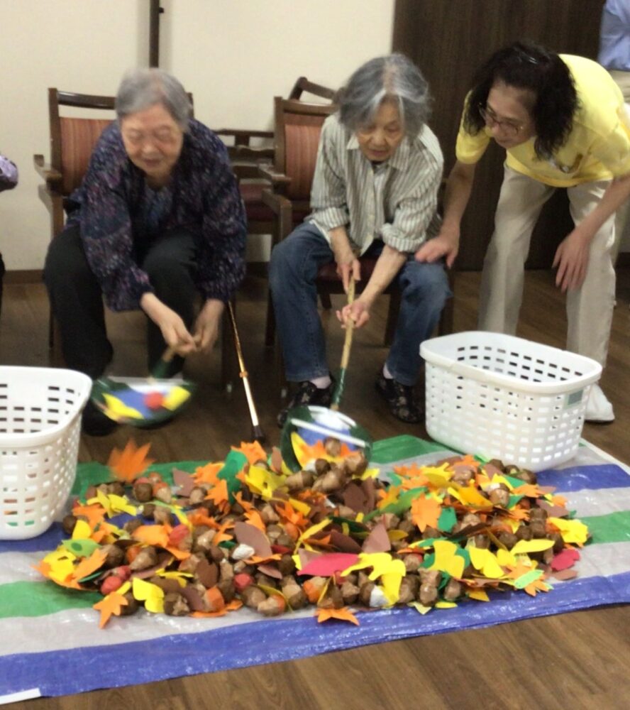 富士市グループホーム_秋の味覚を満喫 栗拾いゲームで盛り上がった誕生会