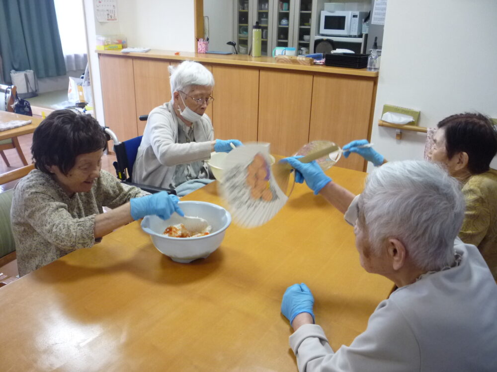 静岡市清水区グループホーム_昼食作りレク手作りいなり寿司