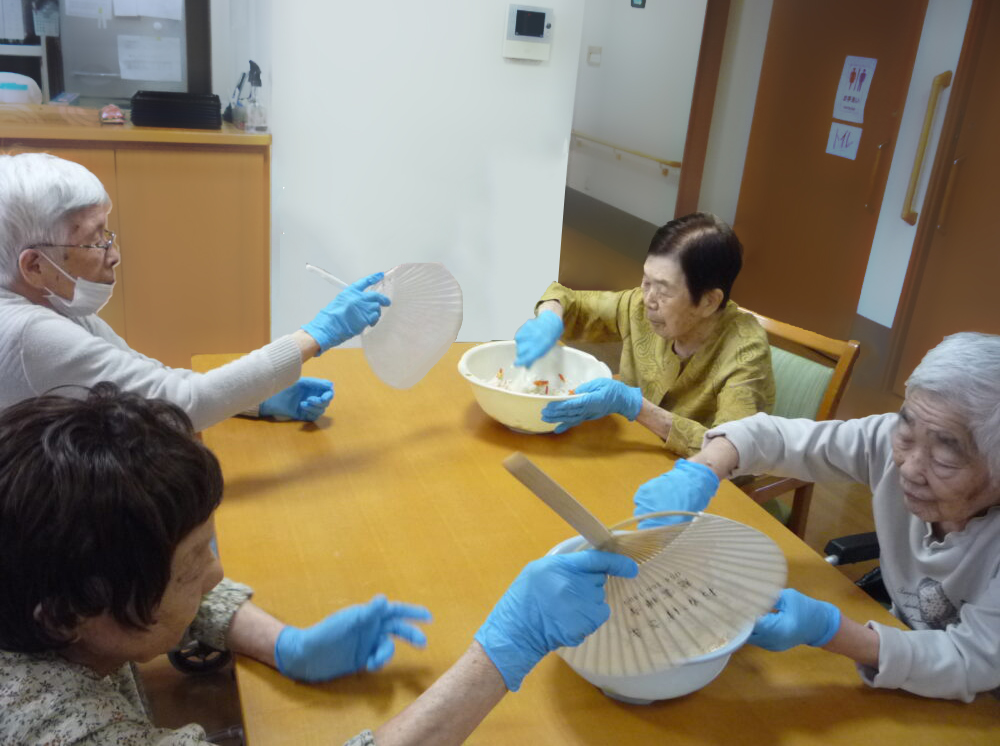 静岡市清水区グループホーム_昼食作りレク手作りいなり寿司