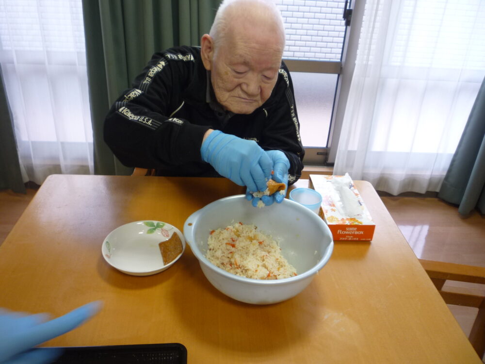 静岡市清水区グループホーム_昼食作りレク手作りいなり寿司