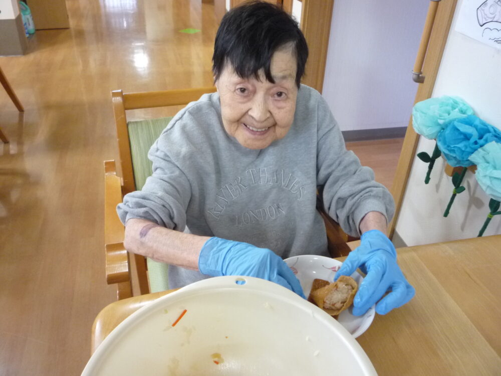 静岡市清水区グループホーム_昼食作りレク手作りいなり寿司