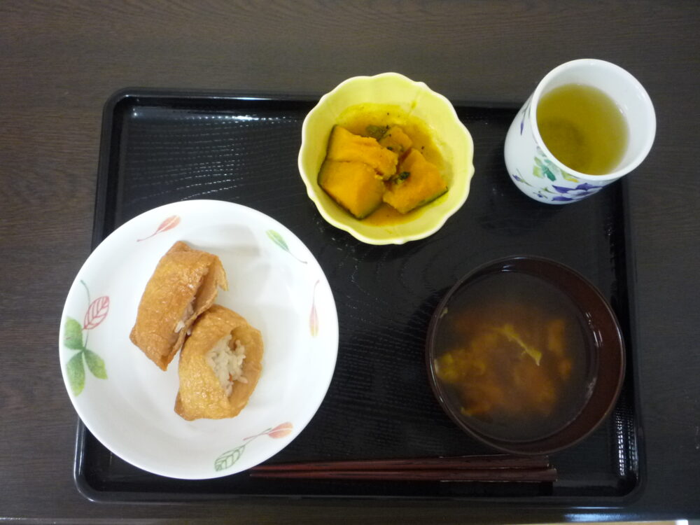 静岡市清水区グループホーム_昼食作りレク手作りいなり寿司