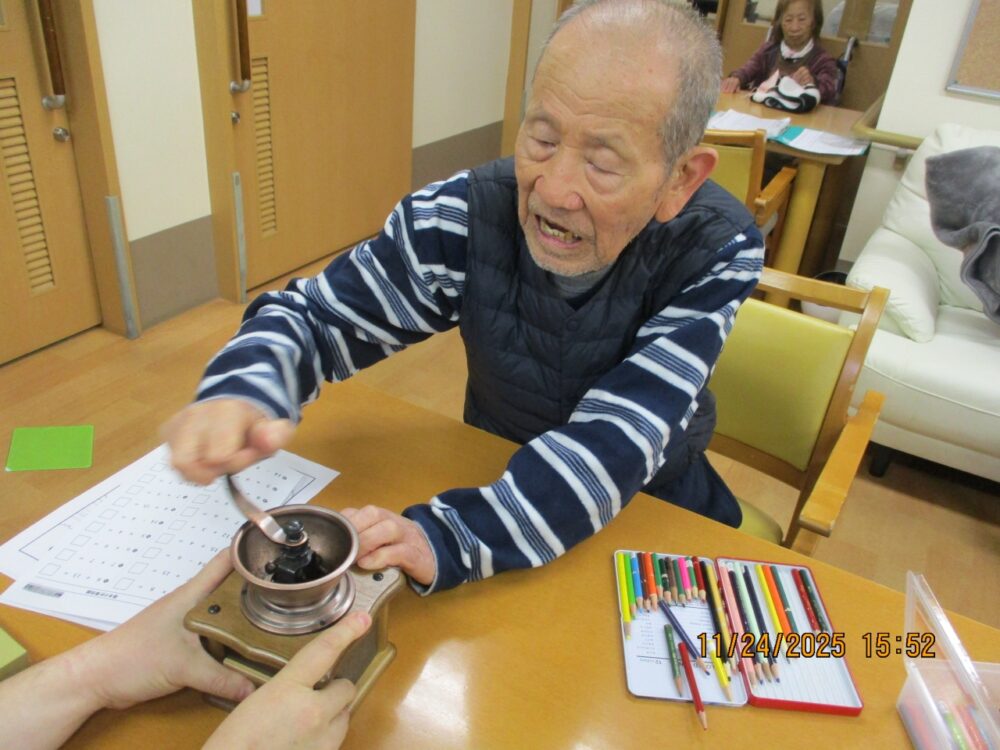 静岡市葵区グループホーム_アロマカフェNisina11月淹れたてコーヒーに秋の味覚を添えて